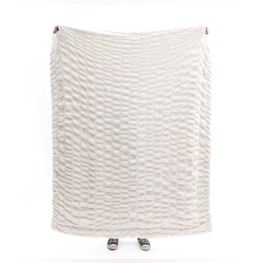 NWT Lola Blankets Creamy Cloud Medium - Picture 3 of 3